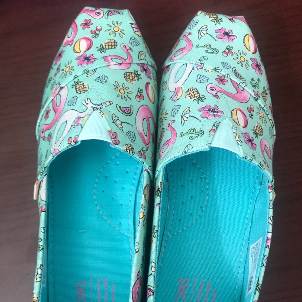 Youth TOMS ☀️ 🦩 🏝 BRAND NEW!!